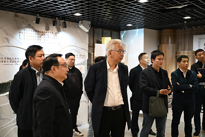 區(qu)領(ling)導(dao)馮捷察看“荷畔廉聲”嘉定區(qu)全面從(cong)嚴治黨警示教育基地